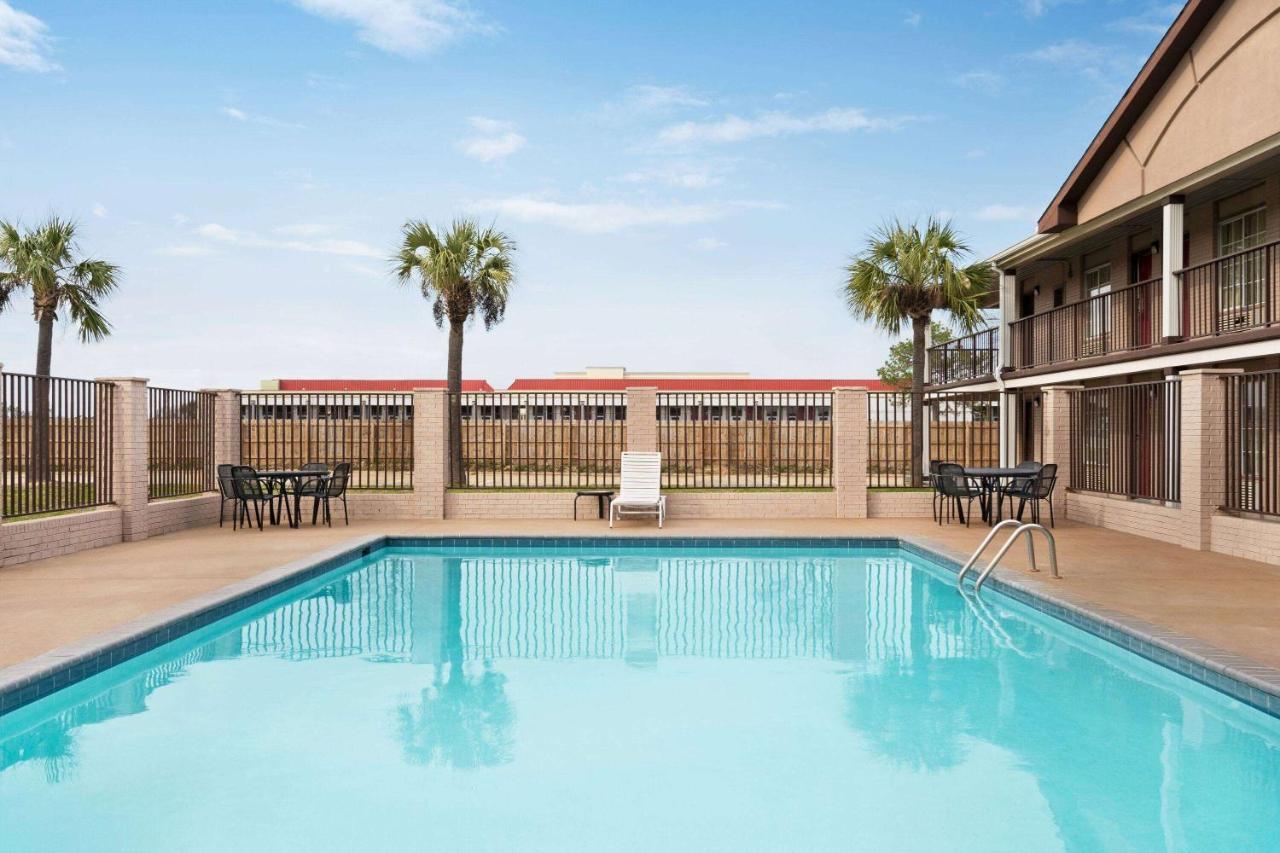 Super 8 By Wyndham Gulfport Biloxi Airport Motel Eksteriør bilde